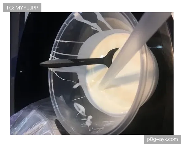 杨力维家的冰箱里塞满蛋白粉，连饮料都按克称着喝