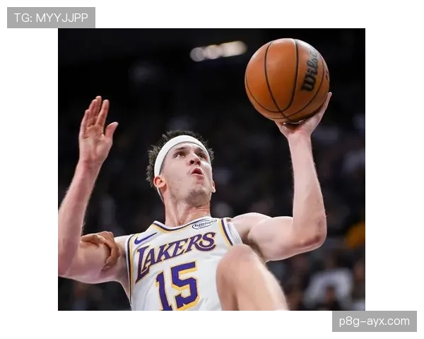 里夫斯无球跑位提升湖人三分效率，明显优于替补得分手表现