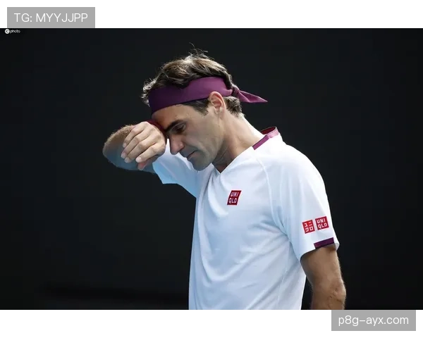 费德勒退役后还在穿高定打草地？